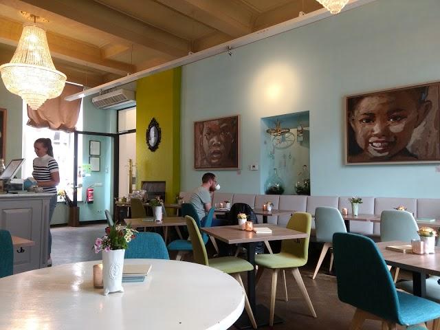 Piece of cake lunchroom